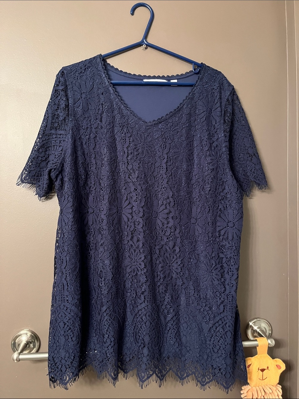 Isaac Mizrahi Navy Lace overlay V-Neck Short Sleeve Blouse. Scalloped fringe XL